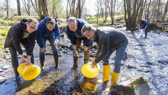 Atzelgifts Ortsbürgermeister Matthias Schneider (von links), Armin Teutsch von der VG-Verwaltung Hachenburg, der Arge-Nister-Vor