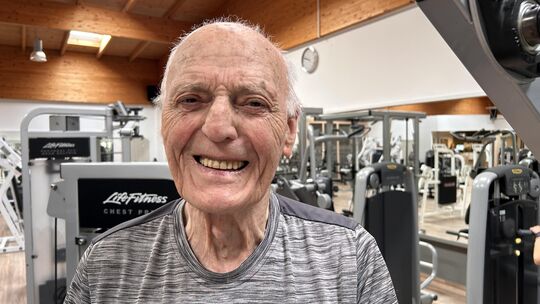 Horst Horn hat gut lachen: Der Senior aus Willmenrod ist auch mit 92 Jahren noch aktiv. Es tue ihm gut, im Fitnessstudio zu trai