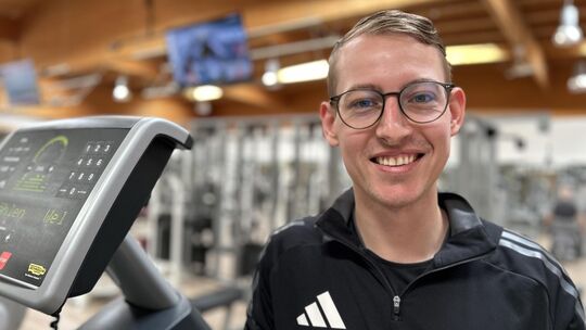 Matthias Nilges hat 2024 die Geschäftsführung von Gründer Roman Lesch übernommen und leitet das Fitnessstudio Fitness Now! in de