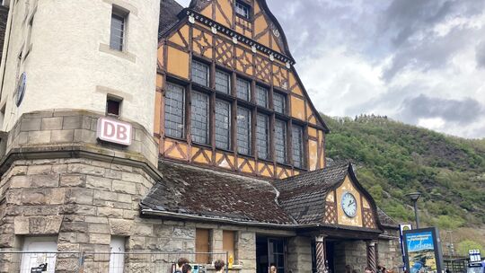 Tagtäglich wird das Cochemer Bahnhofgebäude von vielen Einheimischen, Touristen und weiteren Bahnkunden genutzt, um zur Schule,