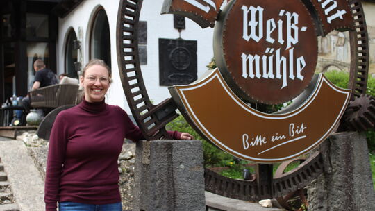 Laura Zimmer, Betreiberin des von einem Brand geschädigten Hotels Weißmühle im Cochemer Enderttal, am Eingang zum Restaurant. Da