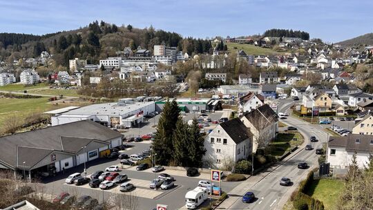 Blick vom Viadukt: Die Mehrener Straße, stark frequentierte Haupteinkaufsmeile und Ortseinfahrt von Daun, wird ab Sommer ausgeba