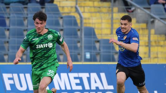 Selten ließ der FV Engers (am Ball mit Gabriel Müller) am Mittwoch die TuS bei der 1:3-Niederlage auf dem Oberwerth so hinter si