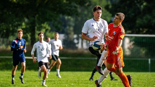 Am Sonntag (14.30 Uhr) prallen auf dem Kastellauner Rasen wieder die Lokalrivalen SG Kastellaun/Uhler (rechts Torwart Luca-Elia