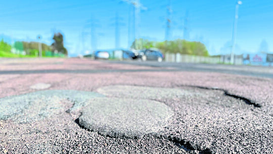 Eines der zahlreichen Schlaglöcher in der Limburger Straße (Gewerbegebiet) in Offheim.