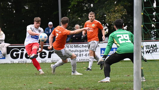 Die SG Lautzert-Oberdreis/Berod-Wahlrod (beim Abschluss Tyler Brand) unterlag dem FC Borussia Niederroßbach (Zweiter von links B
