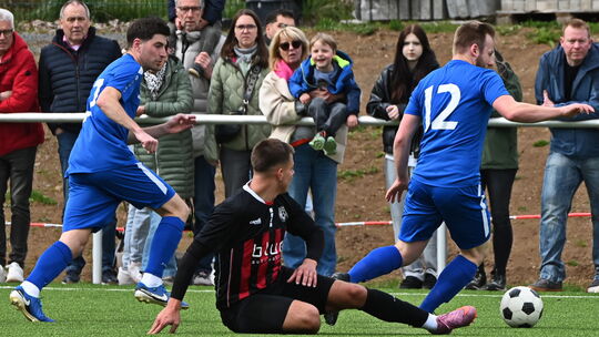 Tom Micha Duisenberg (am Ball) und Niklas Rosenkranz (in Blau) wollen die Tabellenführung der Weitefelder in Wissen behaupten. N