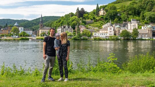 Basti und Jenny Ritter mit ihrem Sohn in ihrer alten Heimat Traben-Trarbach: Während der Coronapandemie kehrten sie hierher zurü