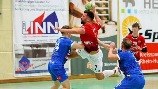 Im Hinspiel hatte die HSG Kastellaun/Simmern (in Rot, von links mit Heinrich Löwen und Nico Hassley) keine Probleme mit der HSG