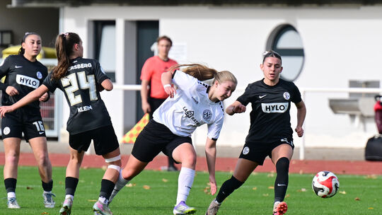 Evelyn Kirst (weißes Trikot) steht den Fußballerinnen des SC 13 Bad Neuenahr fürs Auswärtsspiel in Siegelbach wieder zur Verfügu