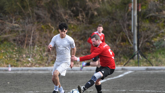 Chris-Yannik Ebertshäuser (rechts, im Zweikampf mit Burgschwalbachs Yahya Mohammadi) peilt mit der SG Birlenbach den dritten Dre