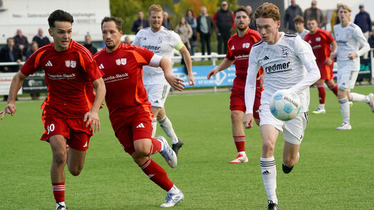 In der Hinrunde trennten sich die SG St. Katharinen/Vettelschoß (rote Trikots) und der TuS Asbach 0:0-Remis. Ein torloses Derby
