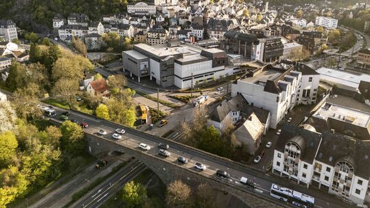 Unten wird gearbeitet, oben staut's: Das Drohnenfoto verdeutlicht die Problematik rund um die aktuelle Baustelle auf der Naheübe