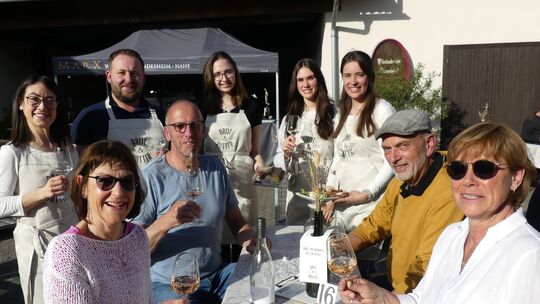 In gemütlicher Atmosphäre bei Frühlingssonne genossen die Weinfreunde die Spezialitäten, die ihnen die jungen Gastgeber um Junio