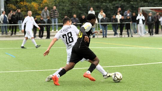 In der Hinrunde gelang der SG Ahrbach (rechts Kirubel Abadi Abrham) in der Nachspielzeit noch der Ausgleich gegen den FC Kosova