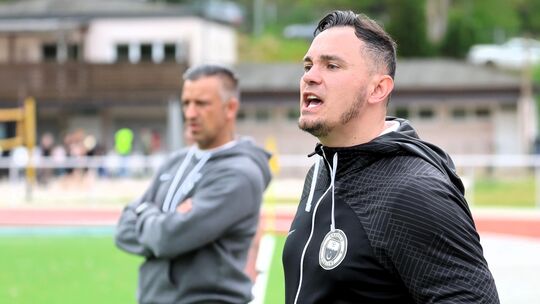 Anadolus Spielertrainer Dzenis Ramovic (rechts) ist aktuell die einzige Wechselmöglichkeit auf der Bank, zumindest was die Offen