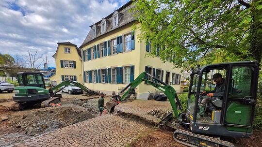 Im Amalienpark tut sich sichtbar etwas: Mit schwerem Gerät wird derzeit der Außenbereich für den künftigen Biergarten des neuen