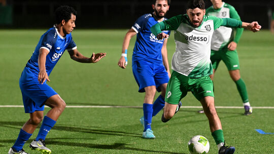 In der Hinrunde setzte sich die SG 06 Betzdorf mit Temel Uzun (am Ball) zu Hause knapp mit 1:0 gegen die SF Höhr-Grenzhausen (in