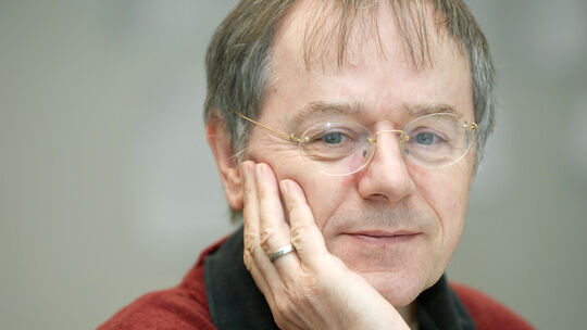 Der Kölner Politikwissenschaftler Christoph Butterwegge, aufgenommen in seinem Büro in Köln.