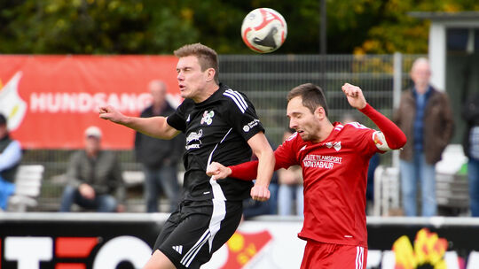 Bezirksliga Top-Torjäger Justin Nagel (in Schwarz) will auch im Heimspiel gegen Timo Dietz (in Rot) und die SG Hundsangen treffe