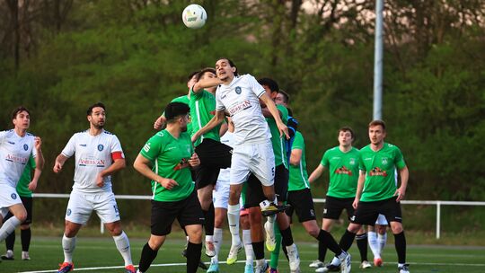 Der HSV Neuwied (weiße Trikots, hier mit André Jean Francois beim Kopfball im Heimspiel gegen den SV Oberzissen) ist am Sonntag