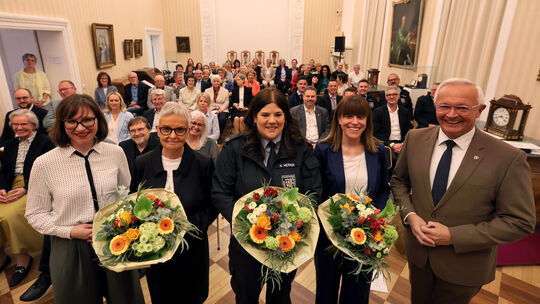 Daniela Kiefer (von links), Schwester Maria Magar, Nicole Werner, Julia Reuschenbach und Landrat Achim Hallerbach kurz nach der