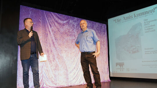 Moderator Ulrich Linnemann (links) und Referent Richard Schneck (rechts) freuten sich über zahlreiche Besucher im Lahnsteiner Th