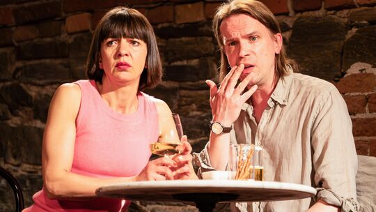 Louise (Jana Gwosdek) und Tom (Jona Mues) ist im Familienalltag die Leidenschaft abhanden gekommen: Eine Paartherapie soll es ri