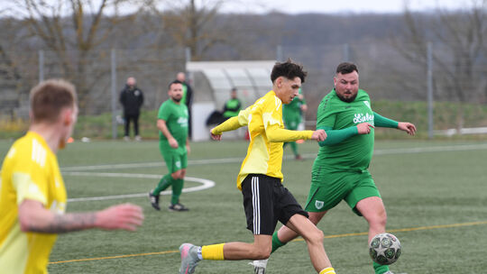 Während Noah Gjorgjev (am Ball) mit der SG Altendiez II am Sonntag frei aufspielen kann, steht Marius Siekmann (rechts) mit der