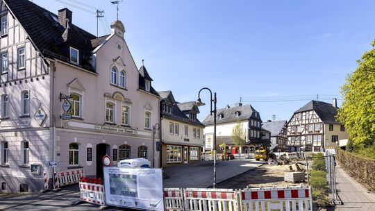 Der Bereich zwischen dem Gasthaus Zur Sonne und dem Eingang zur Owwergass in Hachenburg ist derzeit für den motorisierten Verkeh