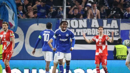 Gegensätzliche Emotionen: Jubel bei Straßburg (Martial Godo, Mitte) und Ratlosigkeit bei den Mainzern.