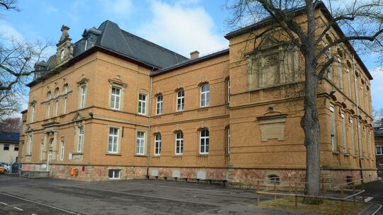 An der Hofgartenschule befürchtet man, dass nach Abnahme der Beschilderung der Schulstraße der Verkehr vor der Schule wieder zun
