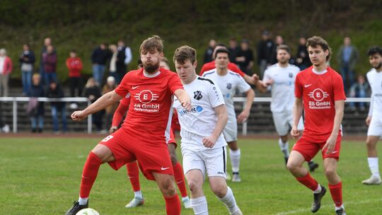 Der Ex-Emmelshausener Marcel Christ (in Rot, am Ball) trifft am Sonntag mit seiner SG Augst Eitelborn auf den FC Emmelshausen-Ka