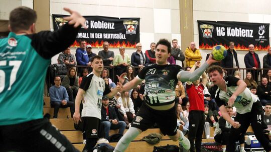 Der HC Koblenz (hier Simon Schneider am Ball) verabschiedet sich vor eigenem Publikum beim Spiel gegen Bad Ems.