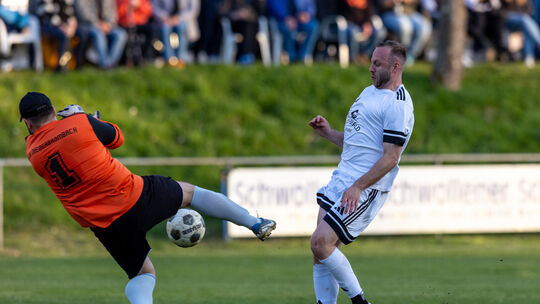 Tolle Rettungstat von Niederbrombachs Torhüter Daniel Schimanski gegen gegen Carsten Conrad von der SG Niederhambach/Schwollen.