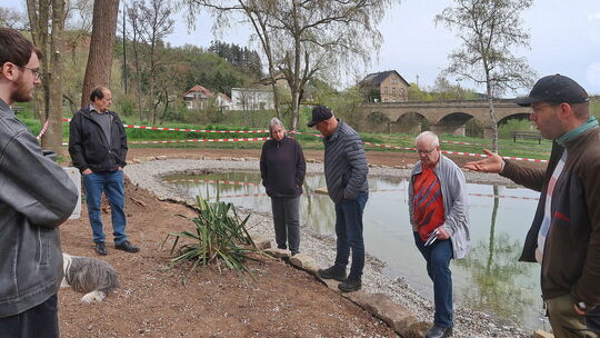 Ortsbürgermeister Philipp Geib (rechts) erläutert das Vorgehen bei der Wiederherstellung des Laichgewässers auf der Tuchbleiche.