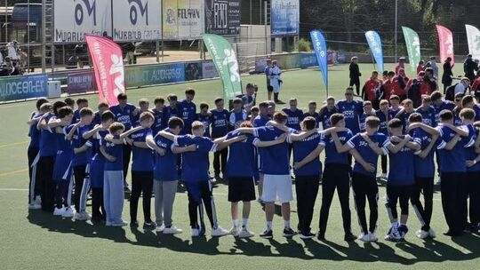 Präsentieren sich als Einheit: Die Spieler der JSG Merxheim/Monzingen/Meddersheim bilden bei der Eröffnungsfeier einen großen Kr