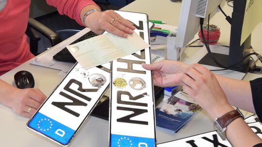 Neben dem Kreis, der in Neuwied, Dierdorf, Asbach und Linz vier Kfz-Zulassungsstellen betreibt, unterhält auch die Stadt Neuwied