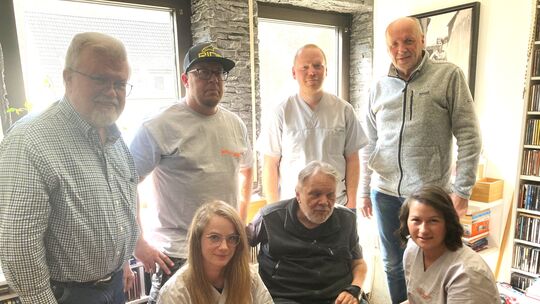 Bernd Schwan (vorne Mitte) hat durch die Unterstützung durch den Verein "In Würde alt werden" und des Pflegedienstes Ermert aus