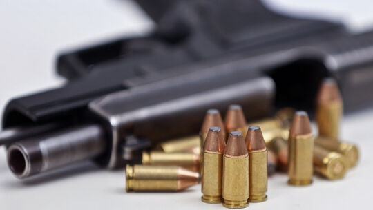 Ein Koblenzer (51) steht wegen sechs Anklagen und einem Strafbefehl vor Gericht - unter anderem wegen illegalen Waffenbesitzes.