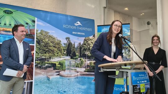Bürgermeister Marcel Caspers (von links) mit der neuen Brunnenkönigin Elisa Kindler und ihrer Vorgängerin Sophie Brassel.