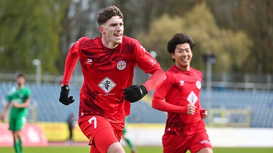 Zum letzten Mal einen Heimsieg bejubeln konnten Tim Esten (links) und Kanata Todate beim 6:0 gegen den SV Auersmacher. Coach Fat