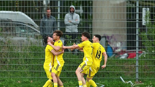 Zaungäste: Das Trainergespann von Cosmos Koblenz mit Peter Neustädter (hinten, links) und Admir Softic schaute sich die Partie d