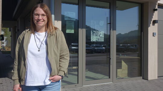 Gastgeberin Lea Kreuzberg vor ihrer neuen Weinbar.