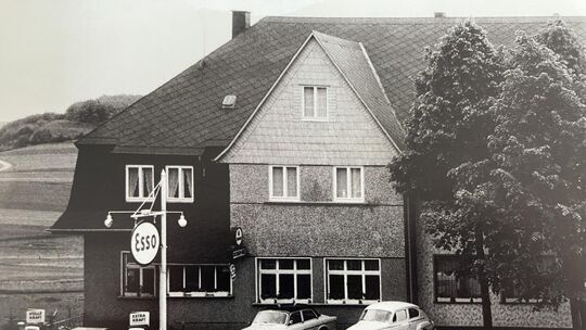 Das Gasthaus mit Tankstelle auf der Döttinger Höhe um 1964.