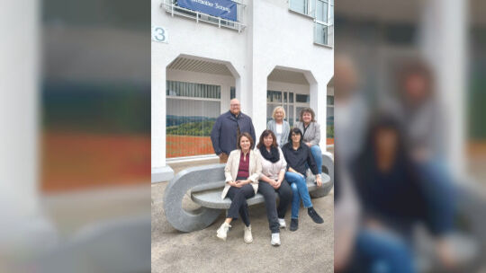 Stadtbürgermeisterin Melanie Leicher (hinten rechts) mit ihrem Team vor dem neuen Stadtbüro am Konrad-Adenauer-Platz in Montabau