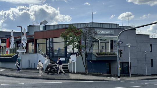 Die Brandschutzsanierung der Stadthalle Haus Mons Tabor wird planmäßig vorgenommen - andere Vorhaben der Stadt liegen auf Eis, b