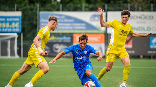 Deniz Özcep (in Blau, hier in einem Testspiel gegen den TuS Kirchberg) steht vor seinem Oberliga-Startelfdebüt. Der Emmelshausen