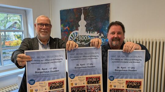Daadens Stadtbürgermeister Walter Strunk (links) und Lars Limbach, stellvertretender Schulleiter der Realschule plus, freuen sic