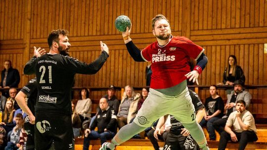Letzter Spieltag in der Oberliga: Die HSG Hunsrück um Manuel Schell (links) trifft in Sohren auf den TV Bitburg, die HSG Kastell